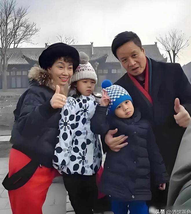 閻維文妻子現(xiàn)狀：66歲駝背蒼老瘦成皮包骨夫妻差1歲像兩代人(圖22)